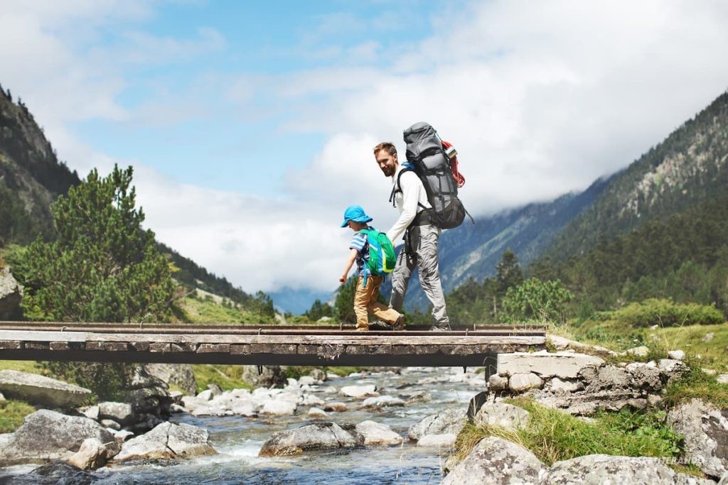 un homme qui randonne avec son fils