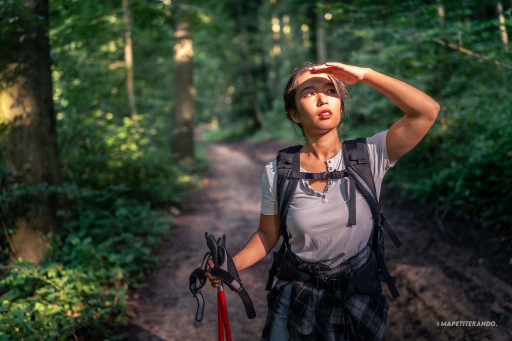 femme qui randonne seule