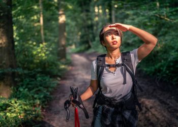 femme qui randonne seule