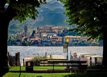L'île de San Giulio au bord du lac italien - le lac d'Orta, Piemonte, Italie.