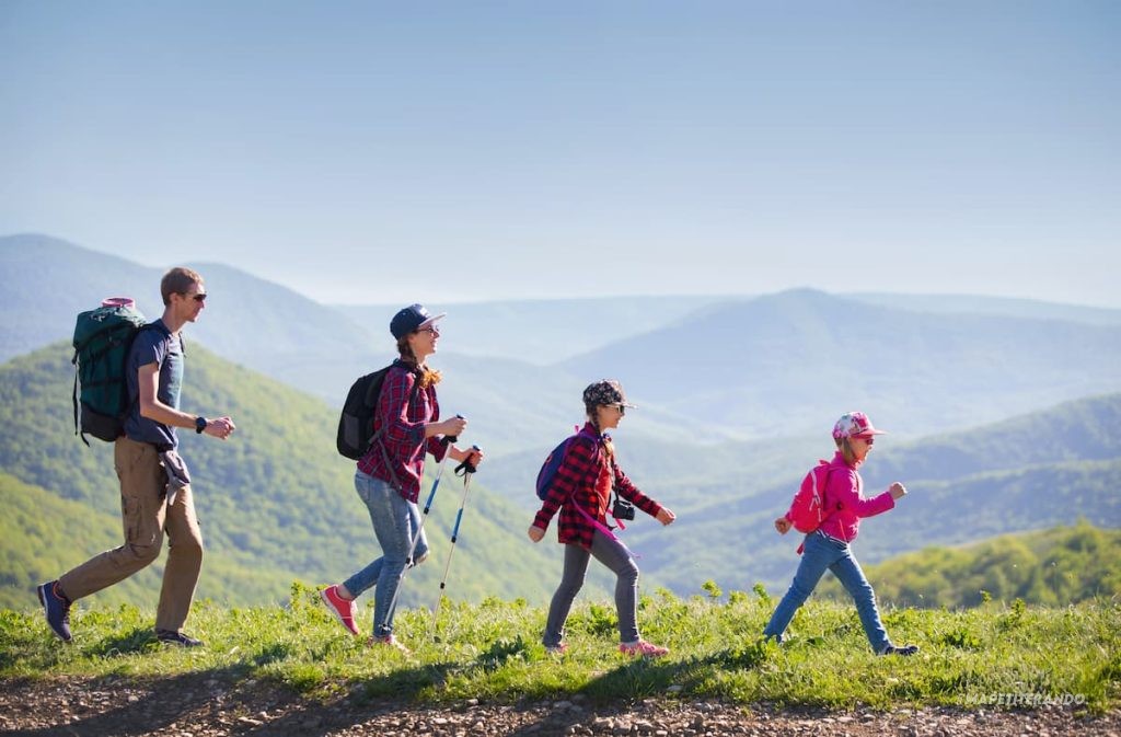 randonner avec des enfants contents