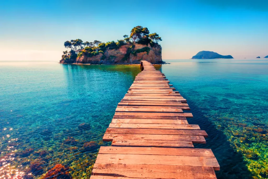 Vue sur l'île de Cameo depuis le Port Sostis, île de Zakinthos