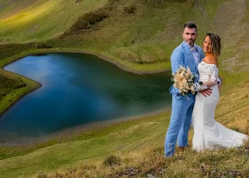 Un couple de Béarnais s’est offert une photo de mariage sportif et atypique au lac de Montagnon.
