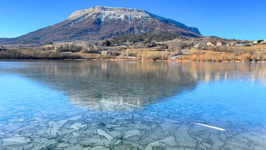 lac de pelletier gelé formant un motif avec la montagne ceüse en arrière-plan