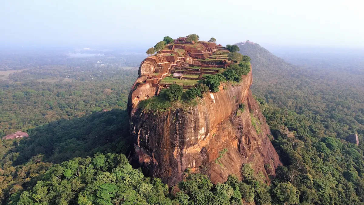 L'énorme rocher. Sigiriya. Levée de soleil au Sri Lanka