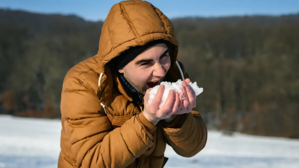manger de la neige en rando
