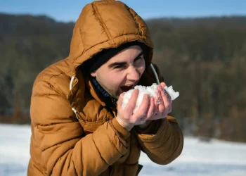 manger de la neige en rando