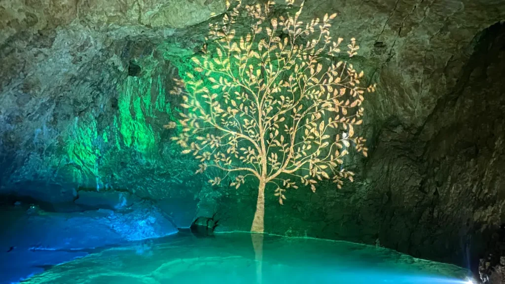Stalactites et eau émeraude de la grotte de Choranche