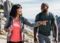 Couple marchant sur un sentier des Pyrénées