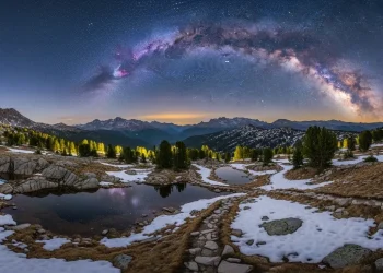 Paysage nocturne de vallée alpine sous la Voie Lactée