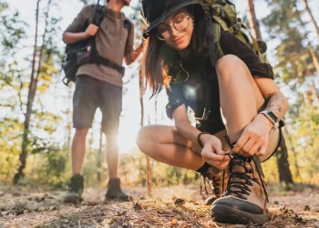 femme avec un sac de rando