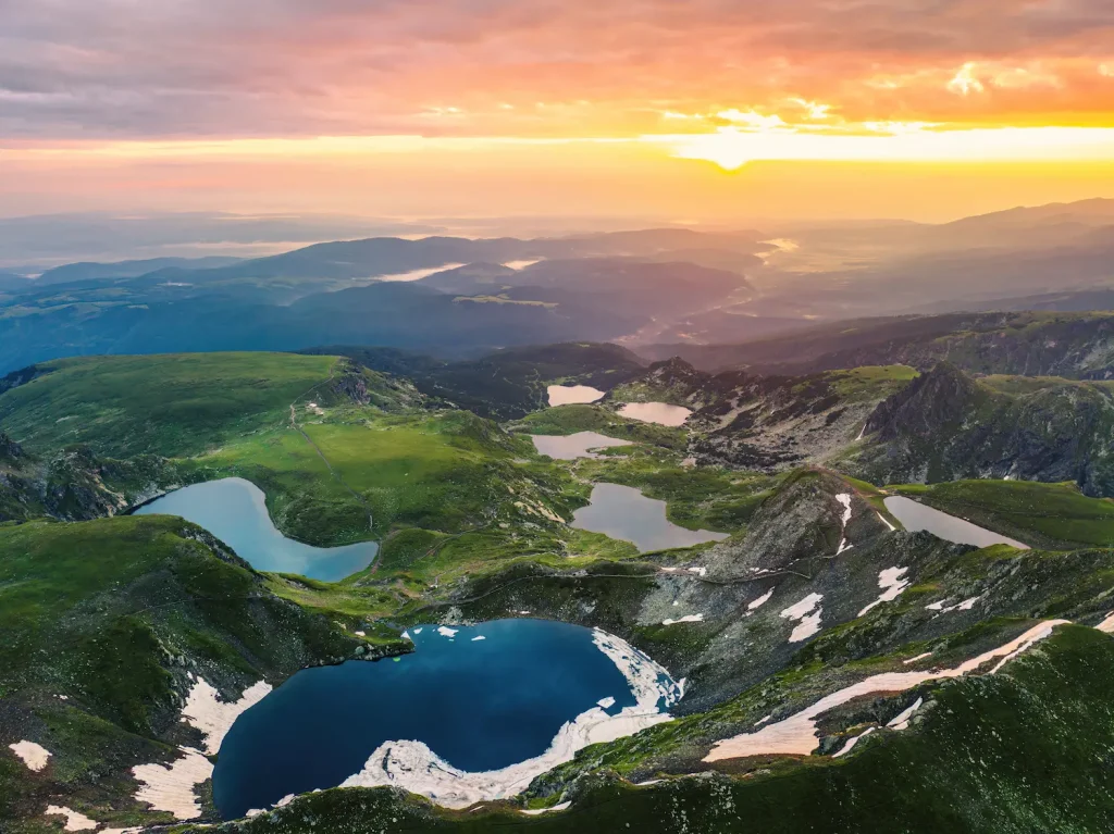 Vue panoramique sur les sept lacs de Rila en pleine nature, randonnée, trekking et tourisme en Bulgarie