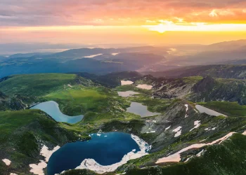 Vue panoramique sur les sept lacs de Rila en pleine nature, randonnée, trekking et tourisme en Bulgarie