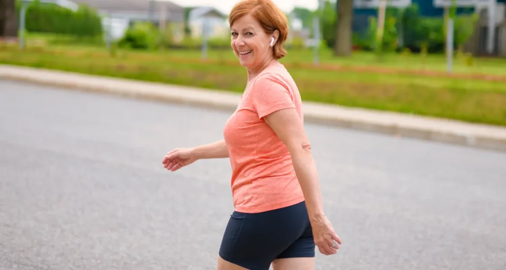 femme qui marche activement