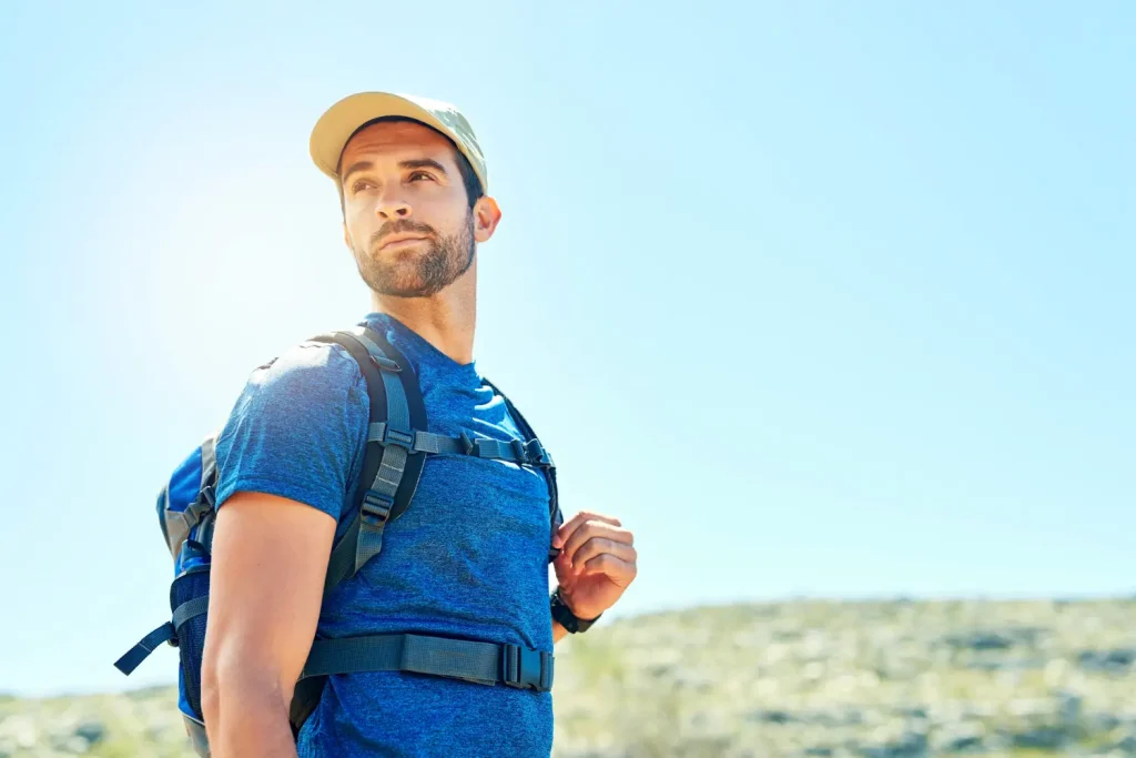 beau randonneur sûr de lui