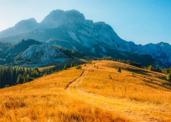 Coucher de soleil sur le massif de la montagne maglique vu de la selle de Prijevor dans le parc national de Sutjeska, le plus haut sommet de Bosnie-Herzégovine à l'heure d'or.