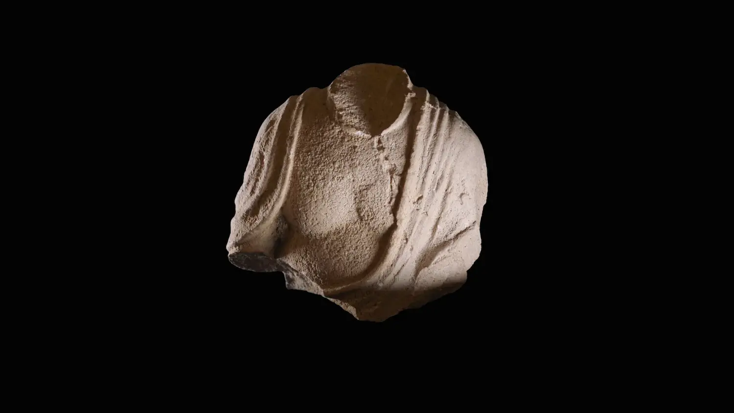 Un fragment de figurine romaine datant de 1 700 ans, découvert par Dor Wolynitz, âgé de huit ans, lors d'une randonnée dans le Néguev, selon une annonce faite par l'Autorité des antiquités d'Israël le 11 mai 2026. (Emil Aladjem/Autorité des antiquités d'Israël)