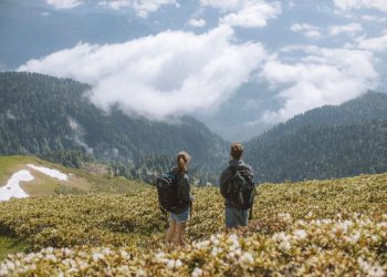 Randonneur équipé pour une sortie estivale en montagne, vêtements légers et sac à dos