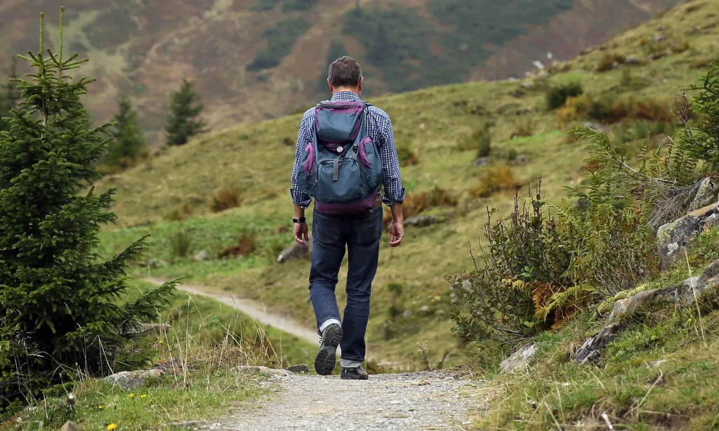 Randonneur en montagne avec veste de randonnée