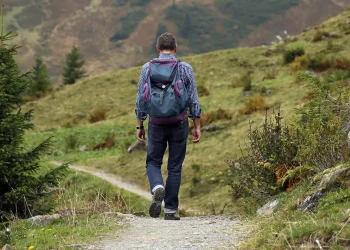 Randonneur en montagne avec veste de randonnée