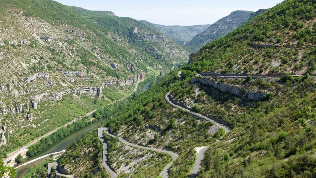 Paysage de gorges et route sinueuse à La Malène dans les Grands Causses