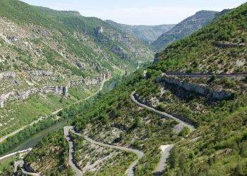 Paysage de gorges et route sinueuse à La Malène dans les Grands Causses