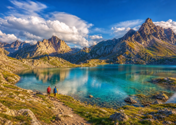 Lac d’altitude turquoise en Savoie avec randonneurs et sommets alpins, ambiance lac des Cerces