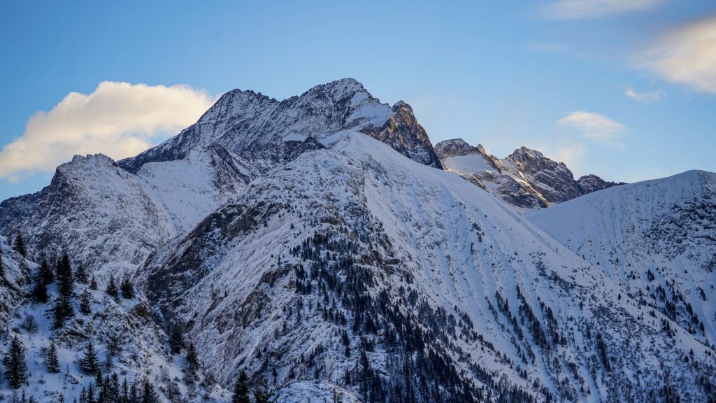 Vue hivernale des montagnes enneigées aux Deux Alpes