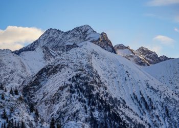 Vue hivernale des montagnes enneigées aux Deux Alpes