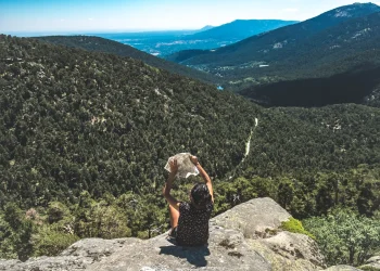 Randonneuse consultant une carte face à un paysage de montagne
