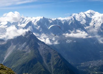 Parapente face au massif du Mont Blanc