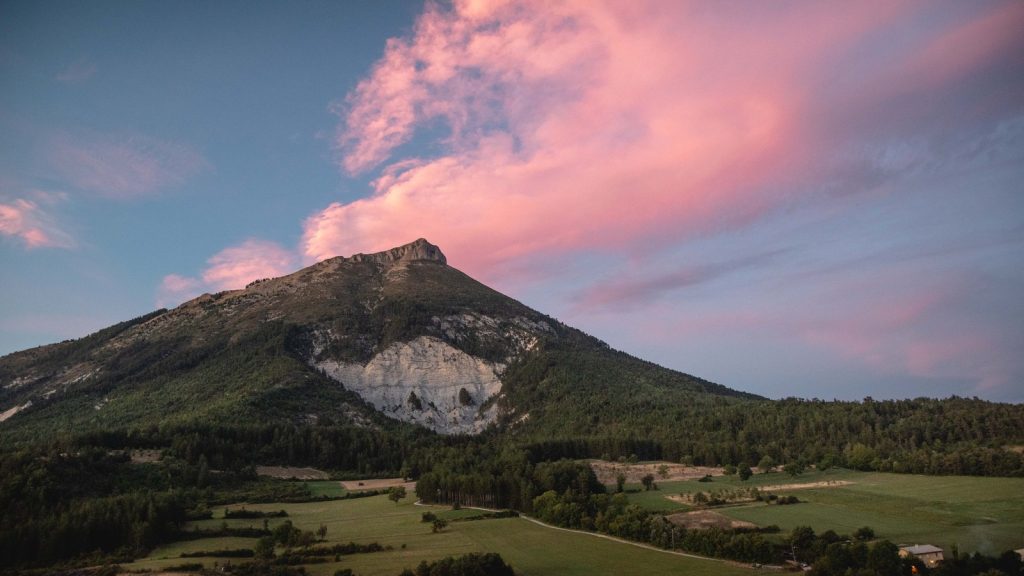 Montagne de Provence sous un ciel rose au coucher du soleil
