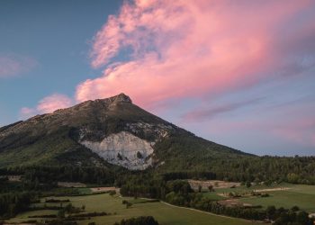 Montagne de Provence sous un ciel rose au coucher du soleil
