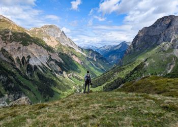 Sentier de randonnée dans un paysage alpin suisse, ambiance Parc National Suisse