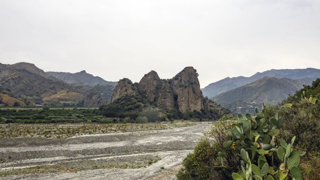 Paysage montagneux italien avec reliefs rocheux et végétation méditerranéenne