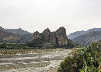 Paysage montagneux italien avec reliefs rocheux et végétation méditerranéenne
