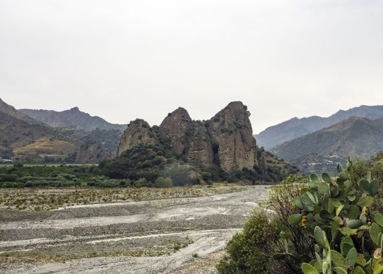 Paysage montagneux italien avec reliefs rocheux et végétation méditerranéenne