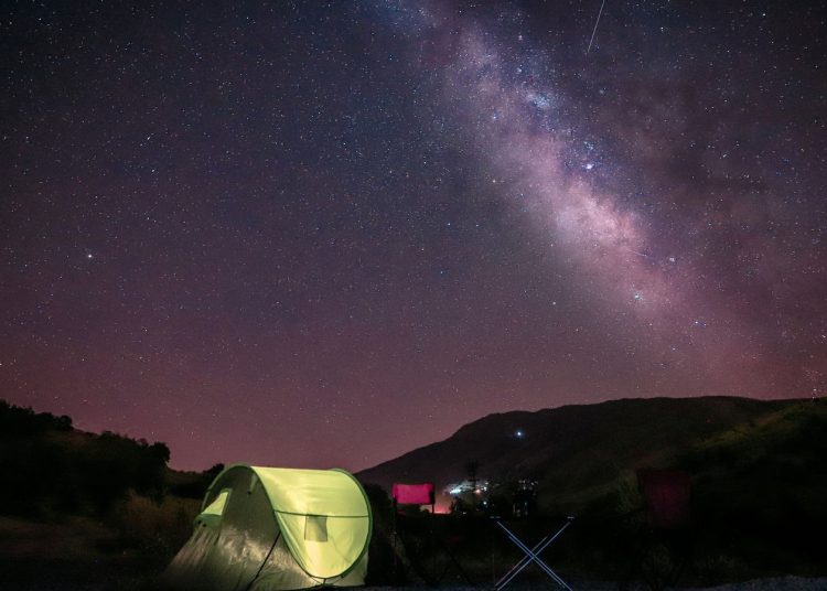 Tente sous une Voie lactée en montagne, ambiance bivouac nocturne