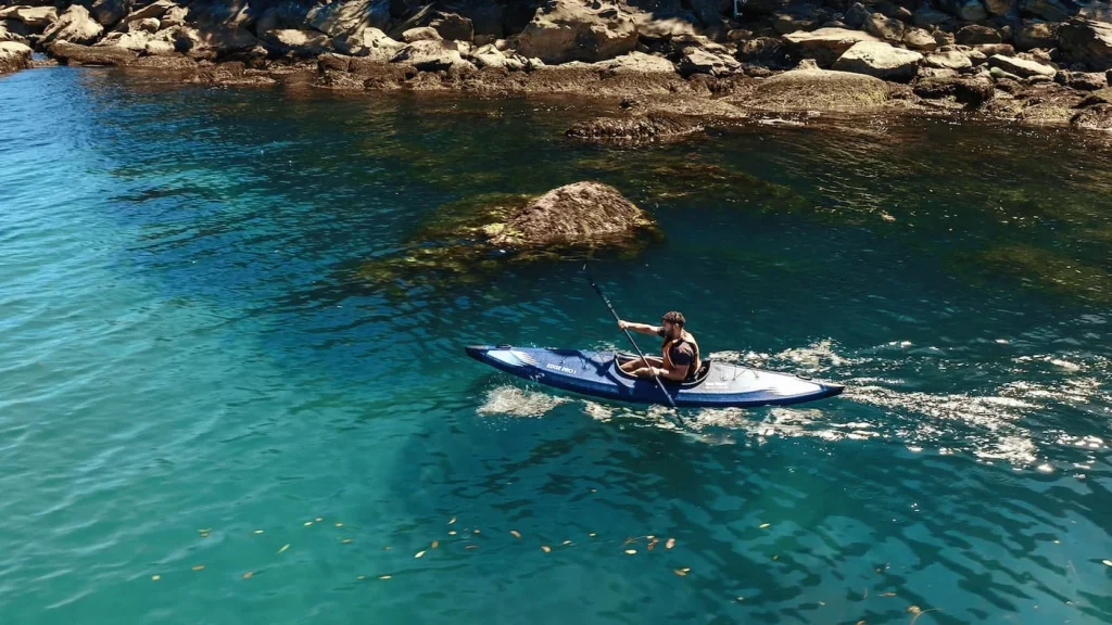 Razor Kayaks Edge Pro 1 en micro-aventure sur une eau claire