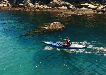 Razor Kayaks Edge Pro 1 en micro-aventure sur une eau claire