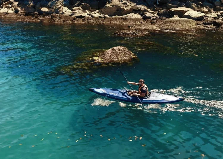 Razor Kayaks Edge Pro 1 en micro-aventure sur une eau claire