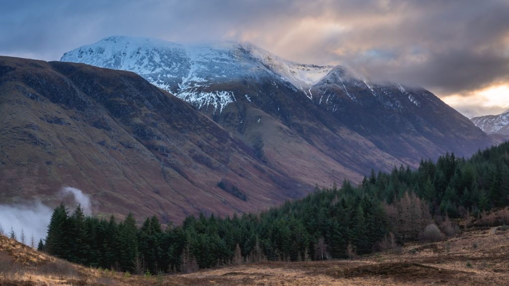 Ben Nevis dans les Highlands écossais sous un ciel dramatique