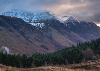 Ben Nevis dans les Highlands écossais sous un ciel dramatique