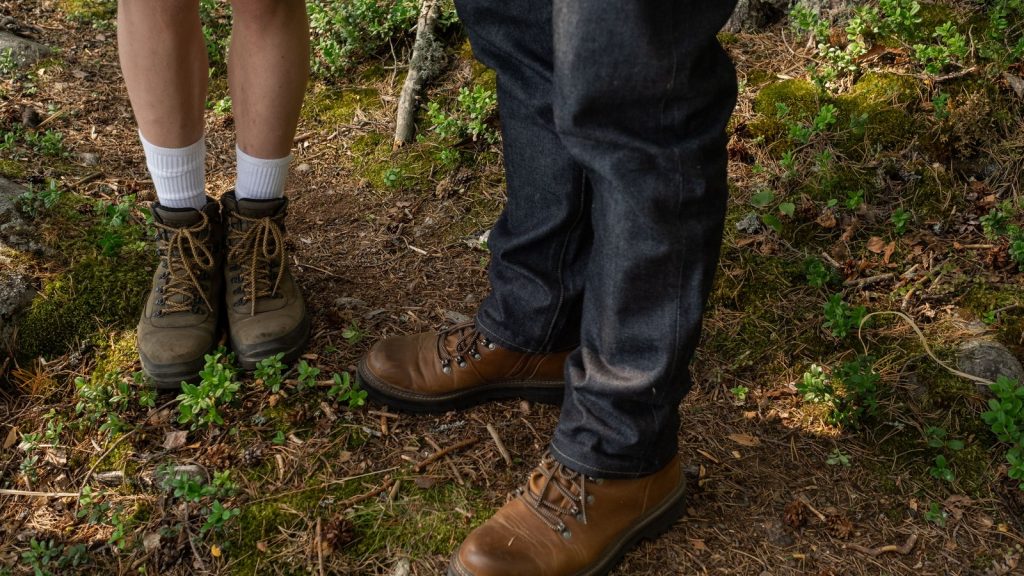 Chaussures de randonnée et chaussettes sur un sentier forestier exposé aux tiques
