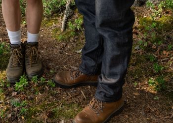Chaussures de randonnée et chaussettes sur un sentier forestier exposé aux tiques