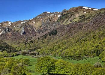 Paysage volcanique du Cantal avec crêtes de randonnée, ambiance Puy Mary