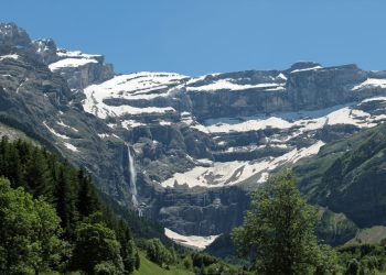 Cirque montagneux et cascade dans les Pyrénées, ambiance Gavarnie