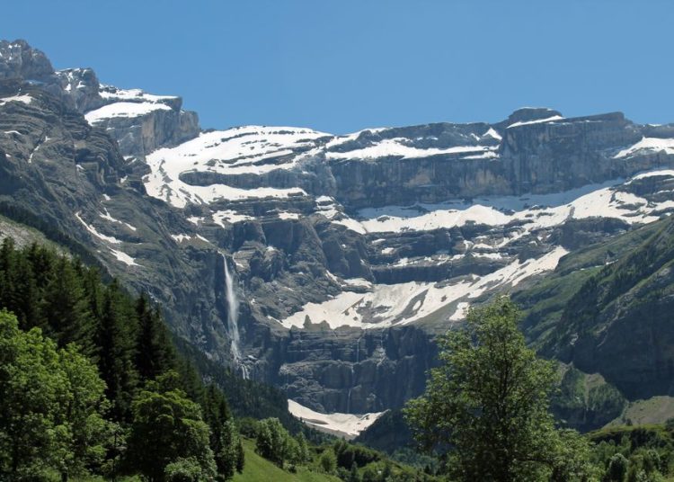 Cirque montagneux et cascade dans les Pyrénées, ambiance Gavarnie