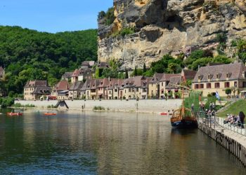 Village et rivière en Dordogne, ambiance Périgord noir pour randonnée