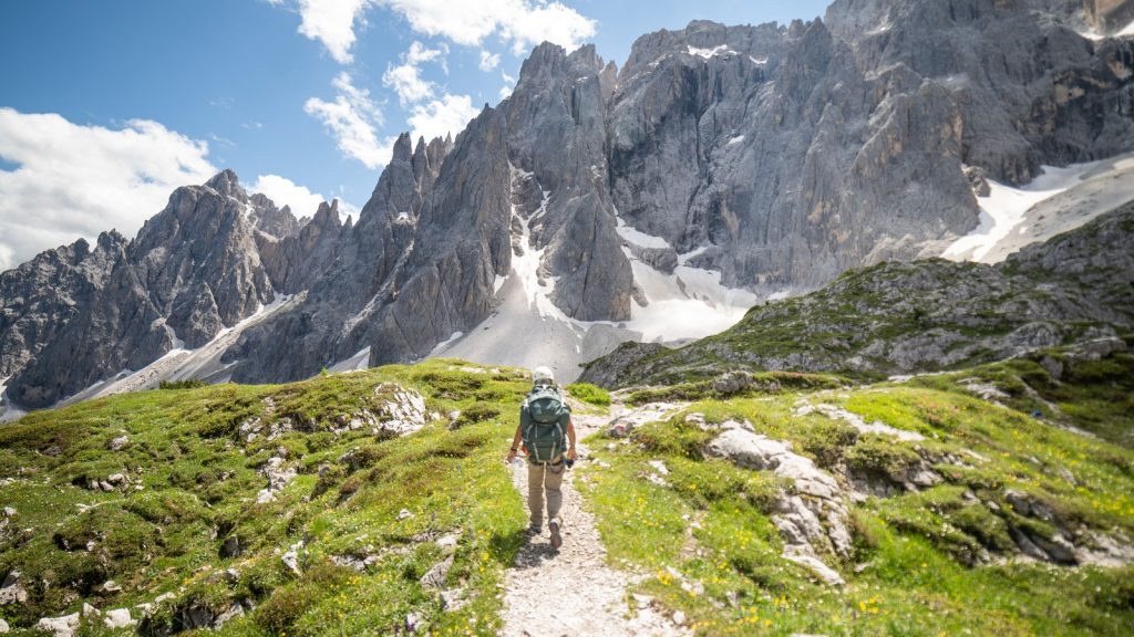 Randonneur sur un sentier alpin dans les Dolomites